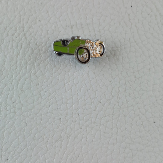 Morgan 3 wheeler pin badge light green (20mm long)