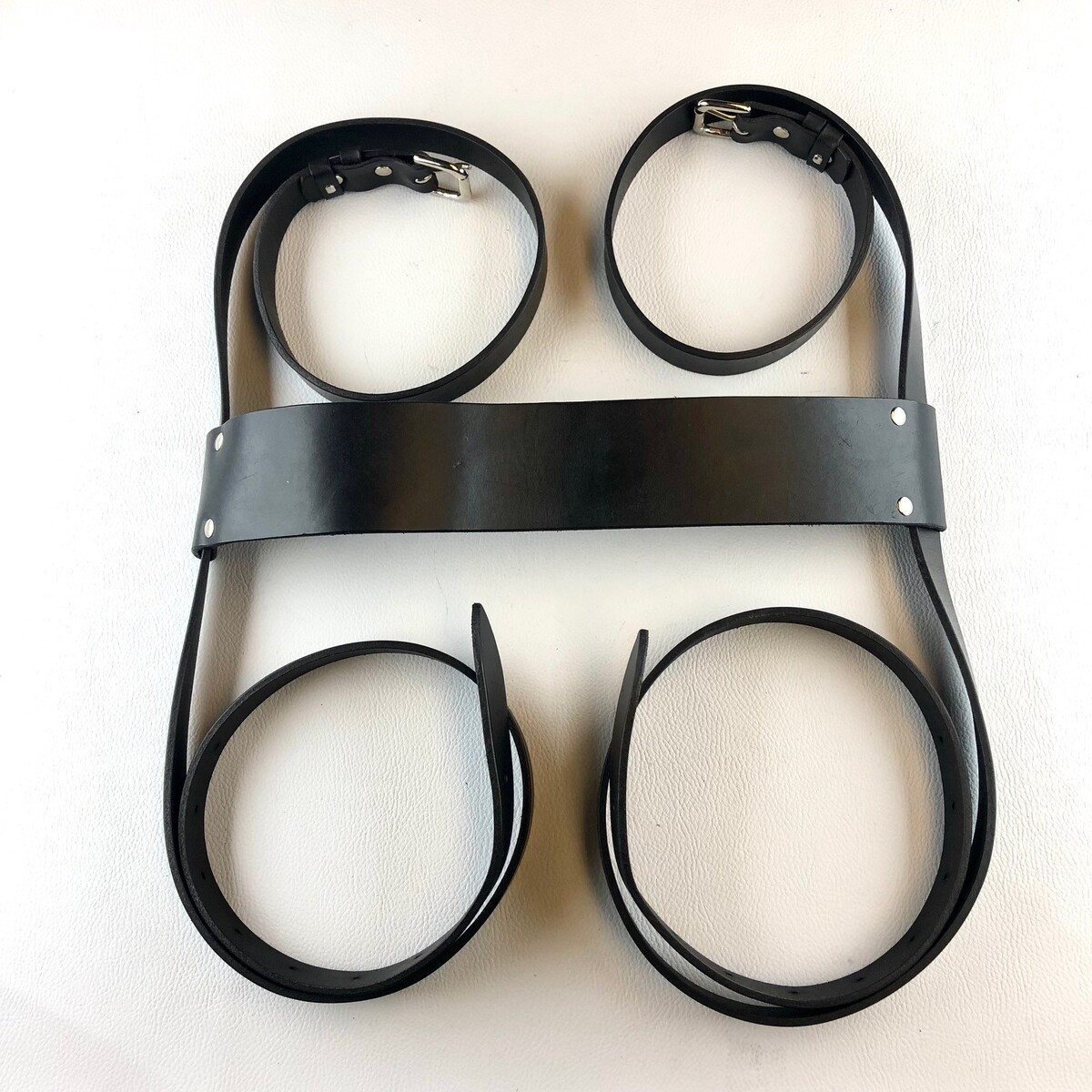 Black leather luggage straps with crossover Mog Parts, Car