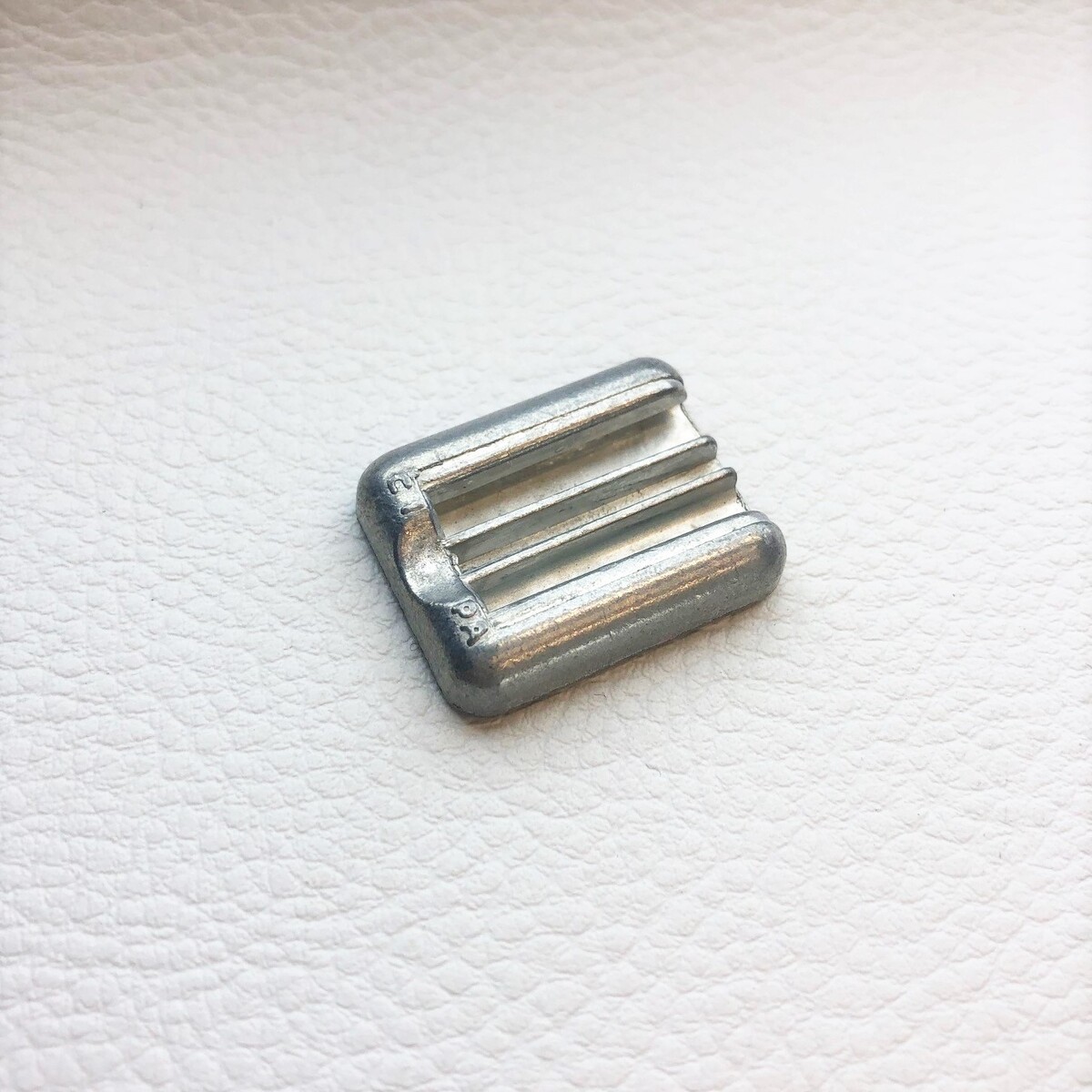 Mounting pad for interior mirror