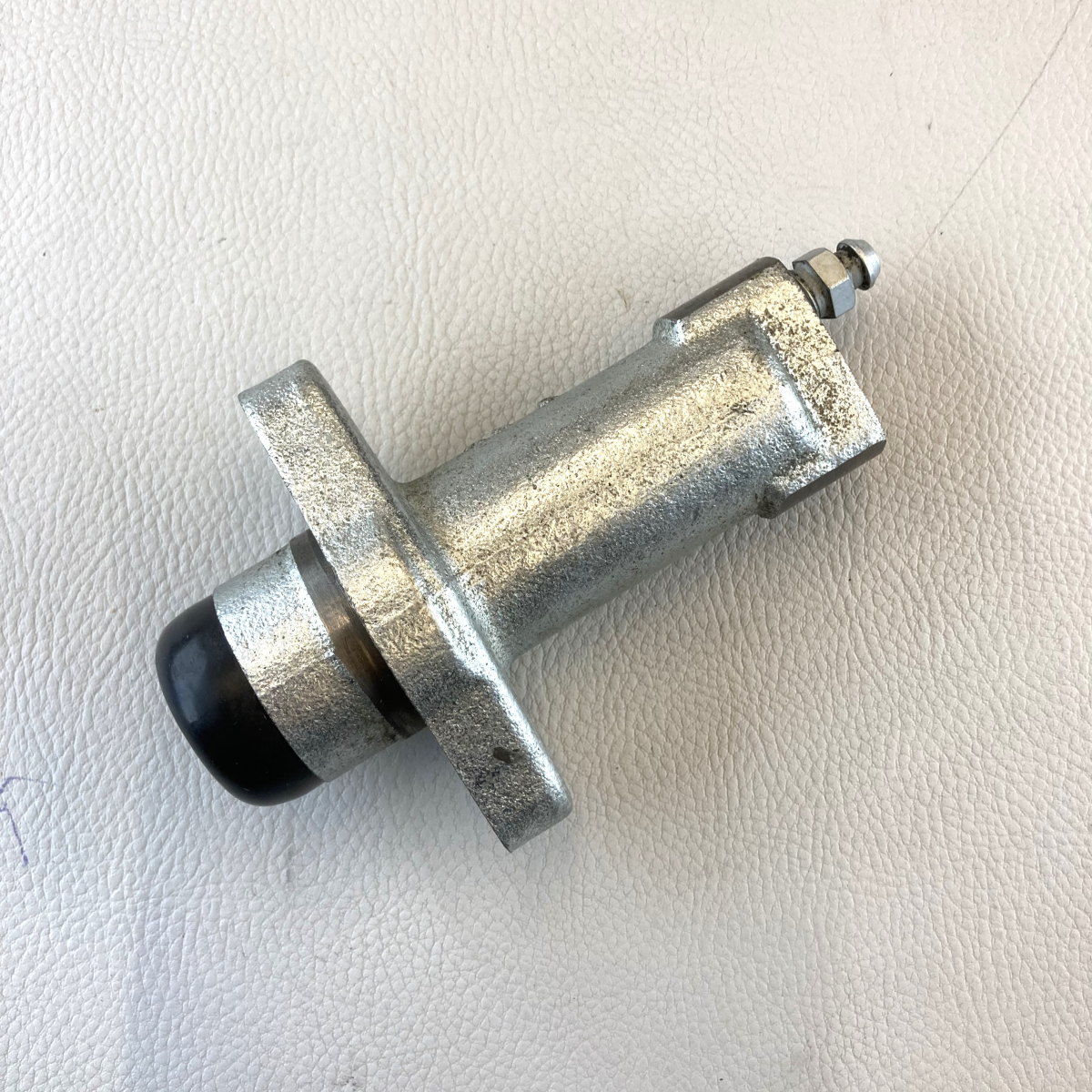 Clutch slave cylinder +8 7/1993 on & +4 Rover 7/1993 on