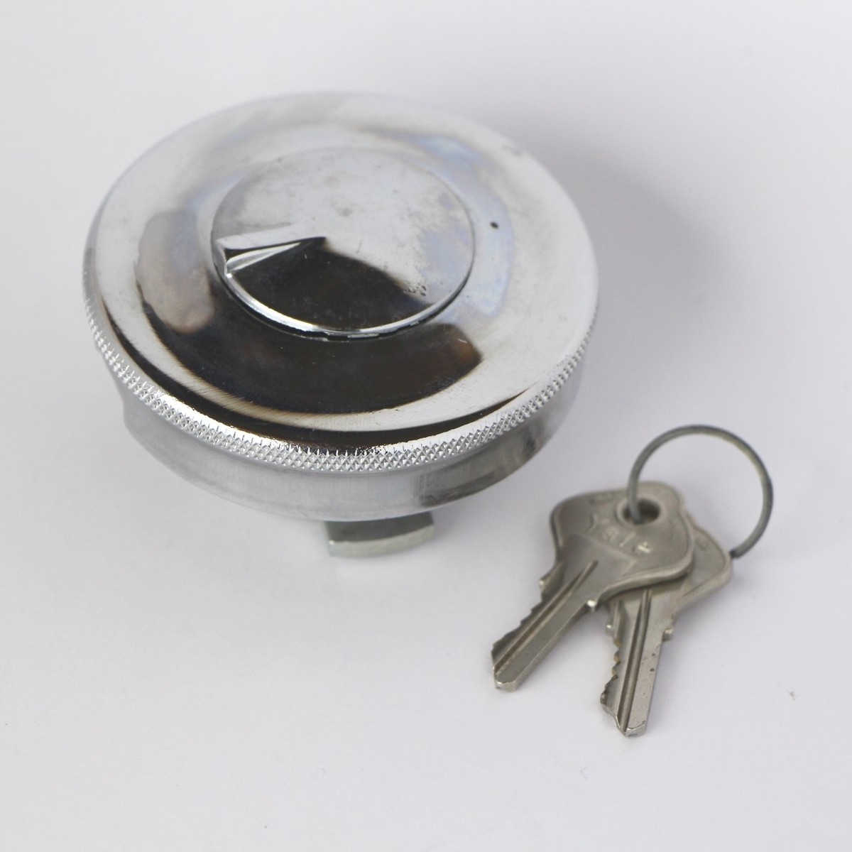 Round locking fuel cap