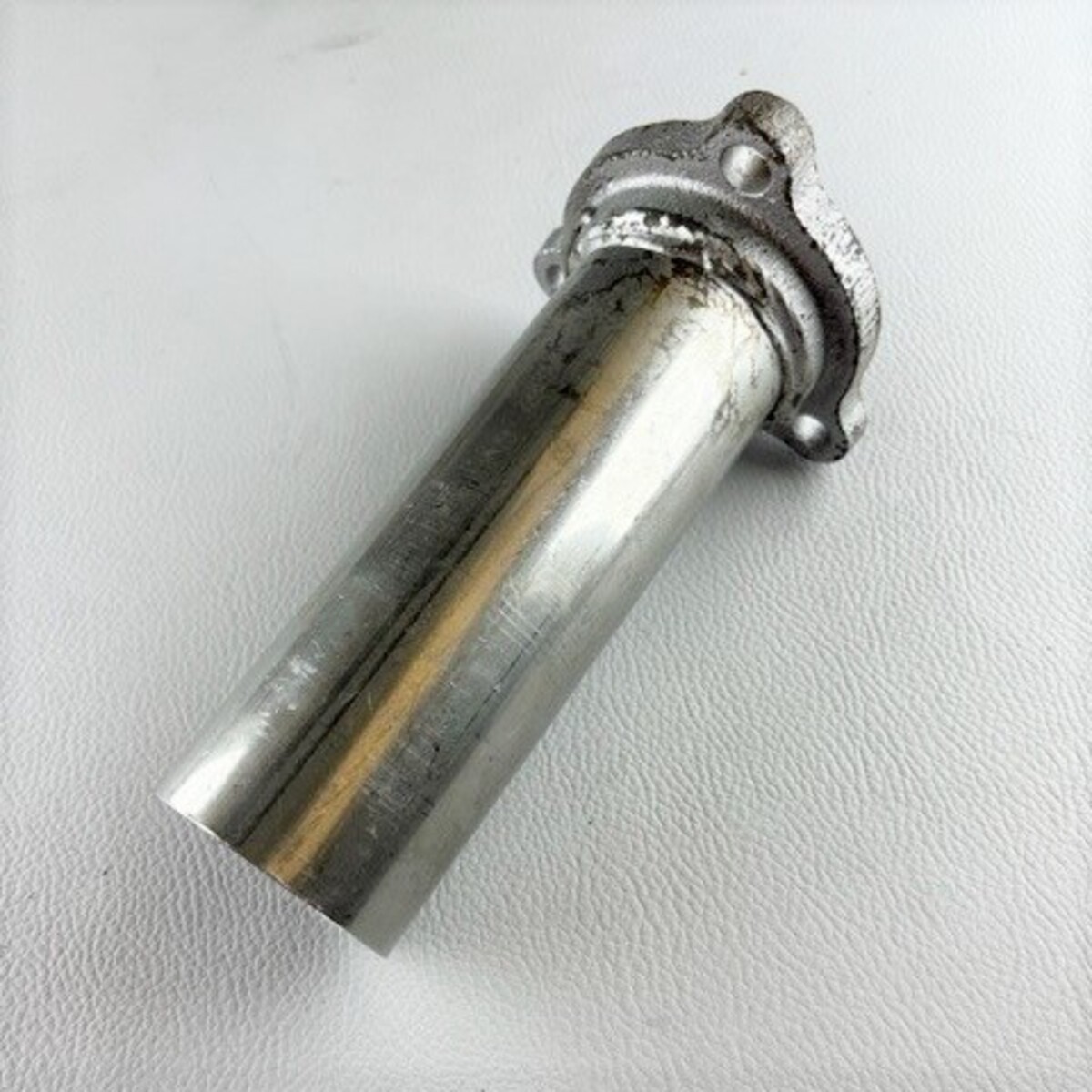 Pipe from catalytic converter to silencer on +4 T16 10/1993-6/97. Large olive