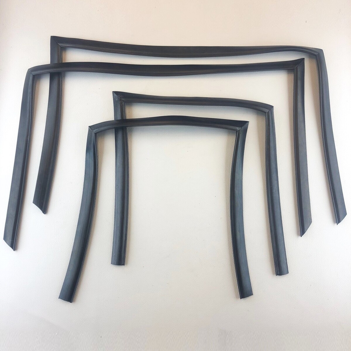 Sidescreen rubber set 4 seater to 6/1997 - front & rear This part is on back...