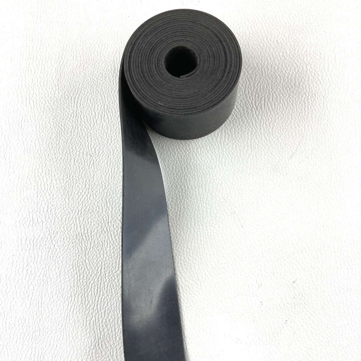 Windscreen glazing rubber for heated windscreen (car set of 3 metres)