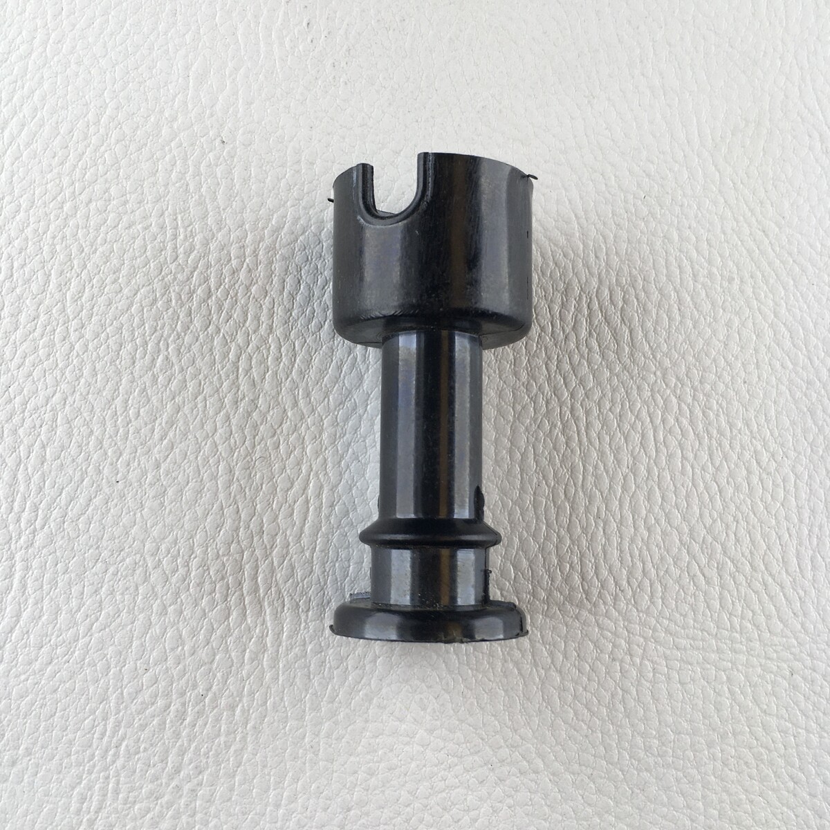 Reverse gear lockout plastic collar on gear lever for 4/4 Focus