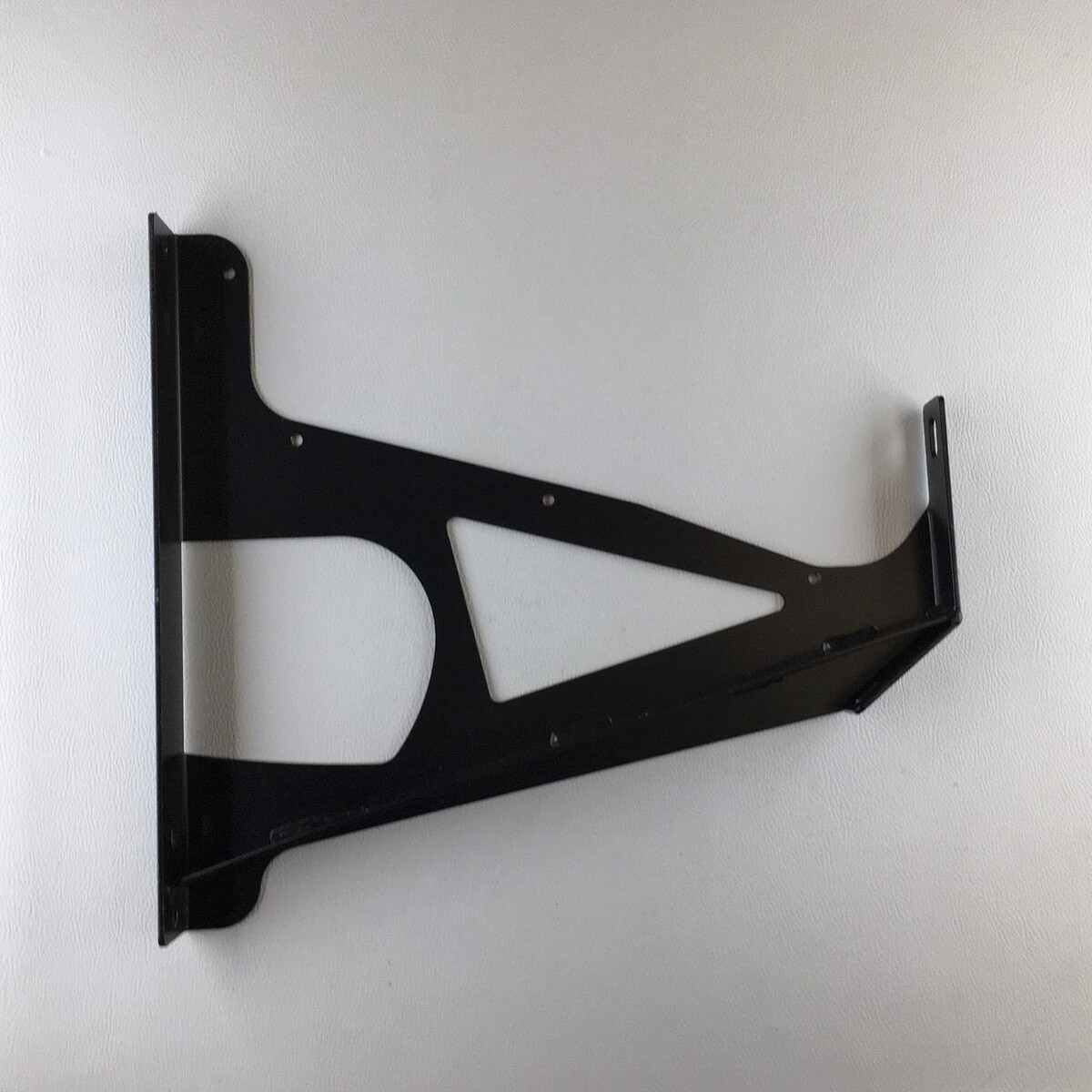 Mounting for overrider rh (cars with front overriders only)