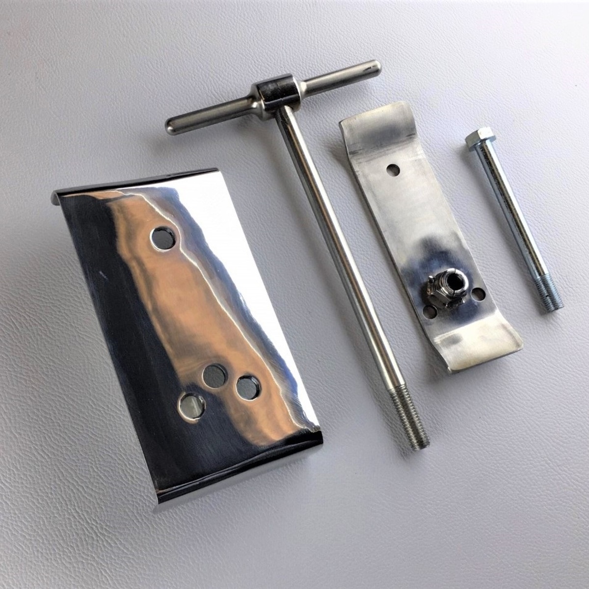 Spare wheel attachment for luggage rack on 4/4 sport. There is a long delay...