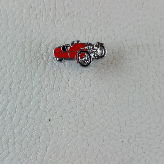 Morgan 3 wheeler pin badge red (20 mm long)